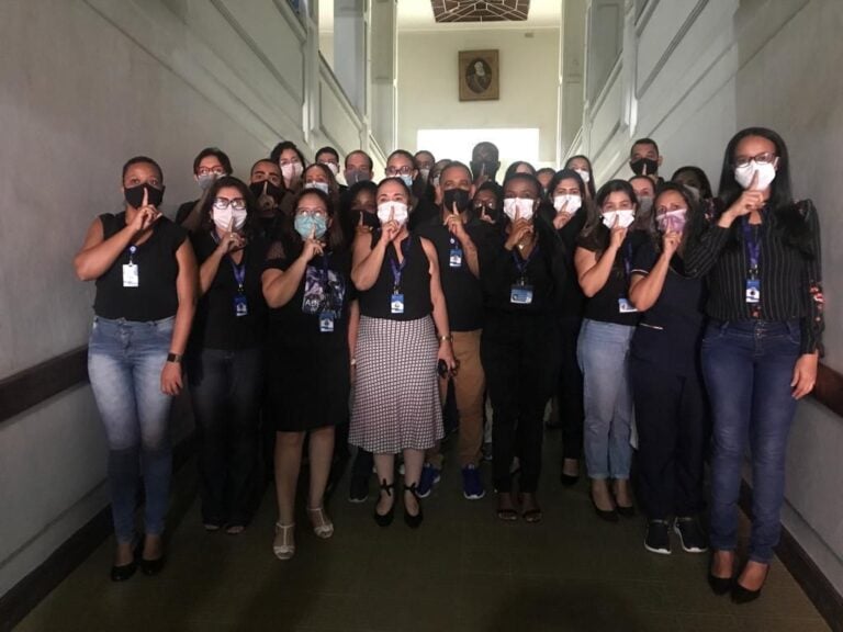 Colaboradores da Santa Casa de Misericórdia em Feira se veste de preto em adesão a protesto