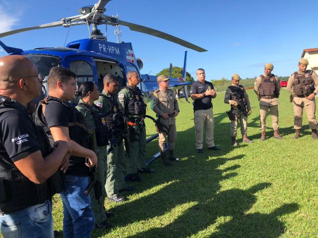 Operação em SAJ apreende carro roubado e roupas camufladas