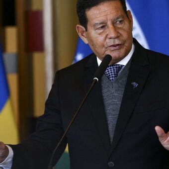 O vice-presidente da República, Hamilton Mourão, durante entrevista coletiva após a VI Sessão Plenária da Comissão Sino-Brasileira de Alto Nível de Concertação e Cooperação (COSBAN), no Palácio Itamaraty.