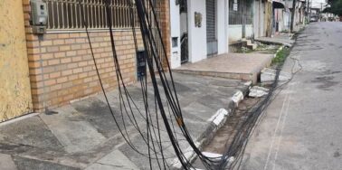 Incêndio em fiação de postes causa falta de energia elétrica na Rua Araújo Pinho
