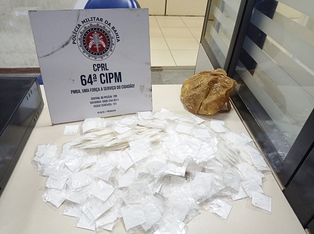 Polícia Militar apreende 800 papelotes de cocaína durante rondas no centro de Feira de Santana