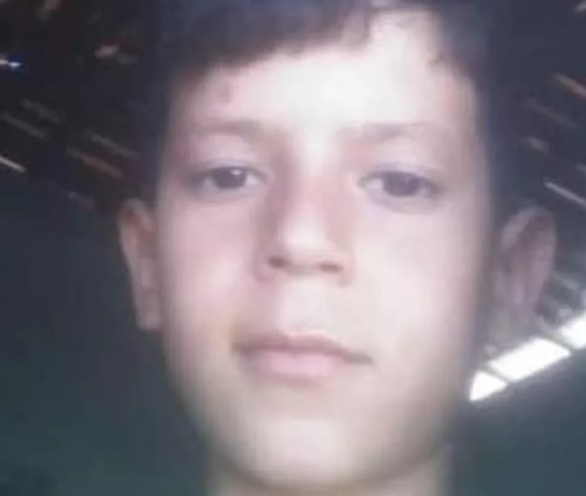 Menino de 8 anos mata irmão acidentalmente ao manusear espingarda do pai
