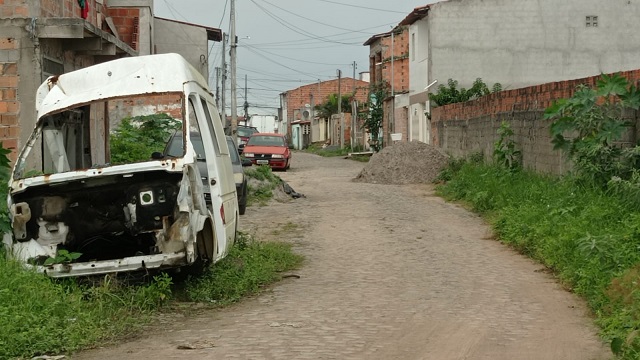 Lixo e sucata na rua São Clemente, Tomba, Feira de Santana, Bahia