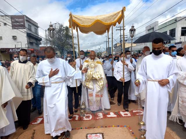 Fiéis expressam a fé e o amor a Cristo durante missa e procissão de Corpus Crhristi