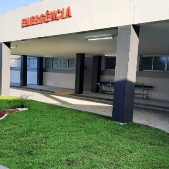 Fachada da emergência do Hospital Geral Clériston Andrade