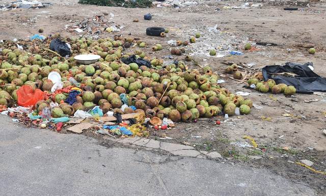 Moradores do bairro Ponto Central reclamam de descarte indevido de cocos e lixo