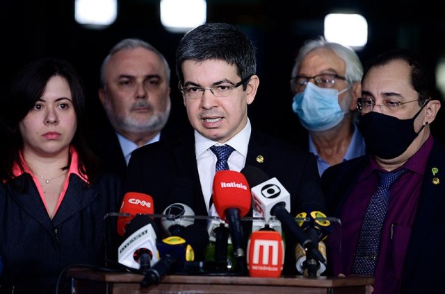 Senador Randolfe Rodrigues em coletiva | Foto: Pedro França Agência Senado