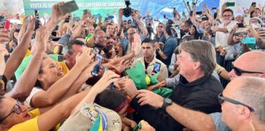 Bolsonaro chega a Feira de Santana acompanhado de lideranças políticas e seguidores