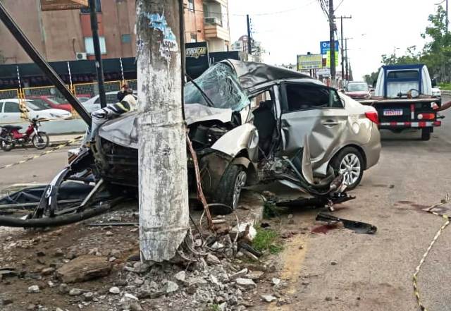 Instrutor de autoescola morre após carro bater em poste na Avenida Maria Quitéria