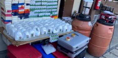Dupla é presa após desmonte de laboratório para refino de drogas em Salvador