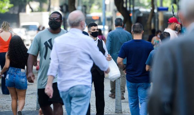 Pessoas com máscara caminham no centro do Rio de Janeiro