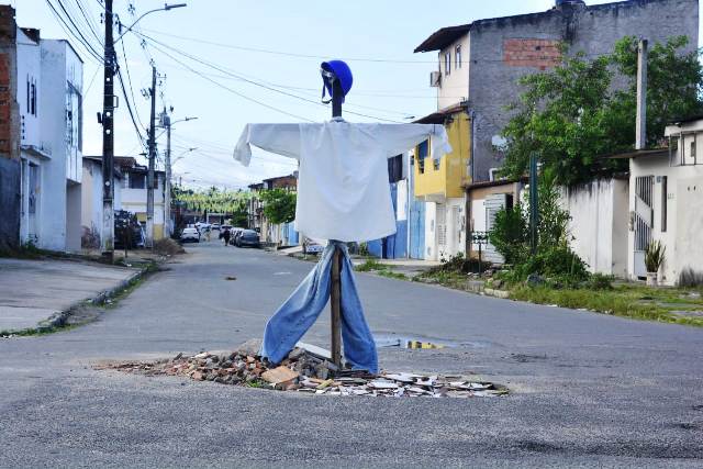 De capacete, boneco sinaliza cratera em cruzamento no Irmã Dulce