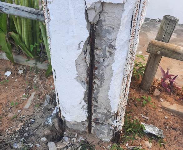 Moradores de Baixio no Litoral Norte petem troca de postes com risco de cair