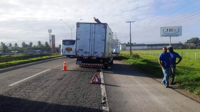 Veículo dá pane na BR-324 causando até 5 km de engarrafamento