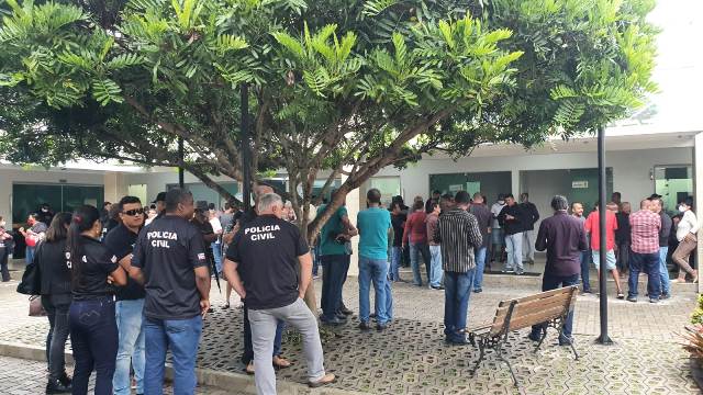 Sepultamento de investigador de polícia é marcado pela presença de muitos colegas e familiares