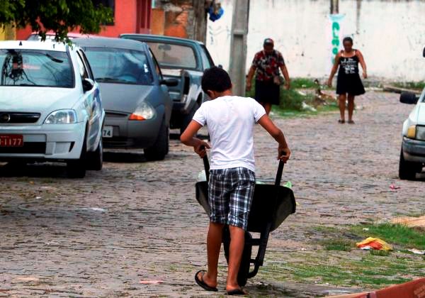 Natal - Aos 12 anos, Natan falta à escola todas as segundas-feiras para trabalhar como carregador em uma feira da cidade (Valter Campanato/Agência Brasil)