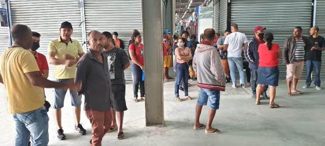 Permissionários do Shopping Popular se manifestam após corte de energia em boxes