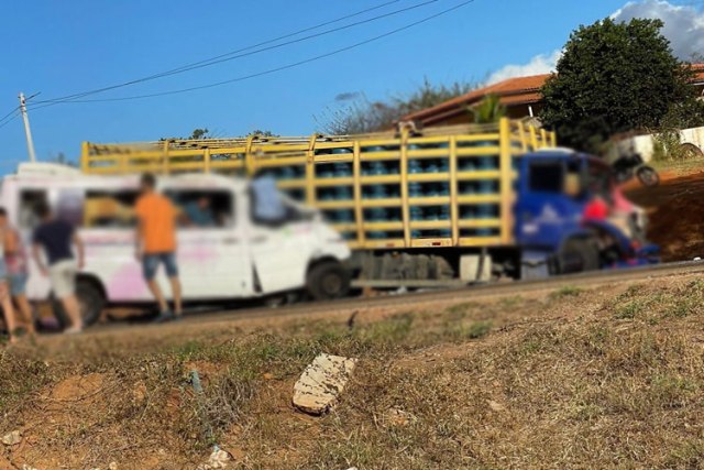 Lagoa Real: acidente entre van e caminhão carregado com gás deixa cinco mortos na BR-030