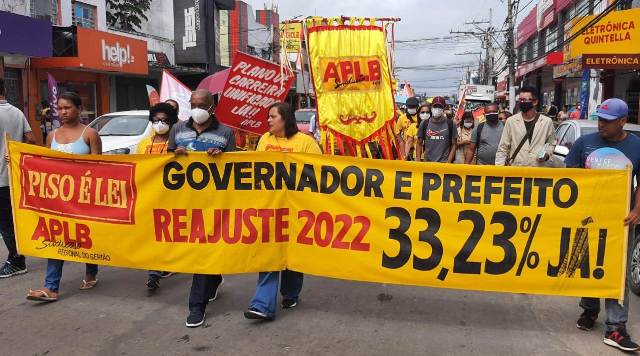 Professores se manifestam pelas ruas de Feira de Santana por melhorias na educação municipal