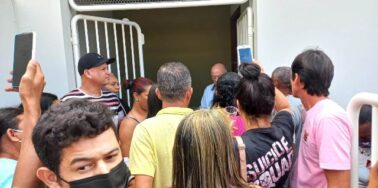 Comerciantes do Shopping Popular vão até a casa de José Ronaldo em busca de apoio para resolver problemas do empreendimento