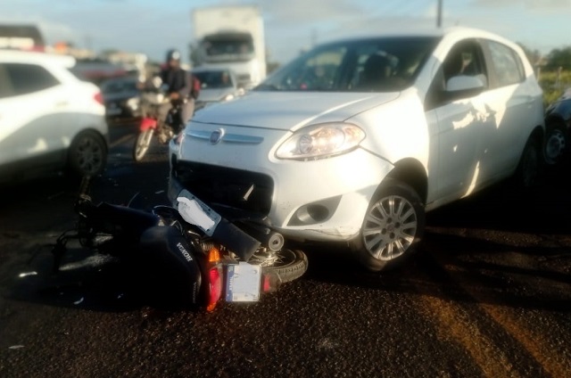 Motociclista fica ferido em acidente na Avenida Eduardo Fróes da Mota
