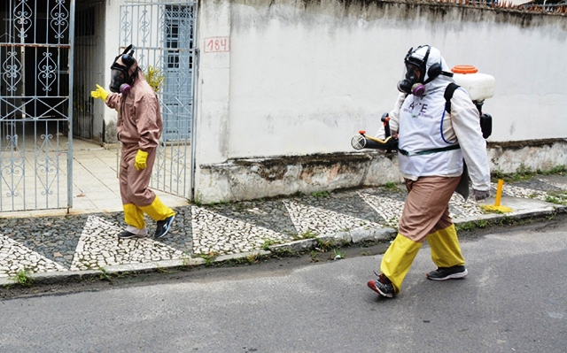 agentes de endemias em ruas de Feira de santana