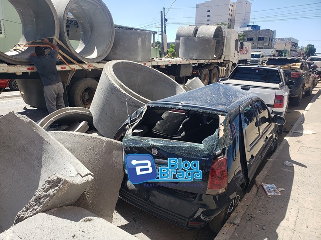 Manilhas se desprendem de caminhão e atingem vários veículos estacionados no centro de Barreiras