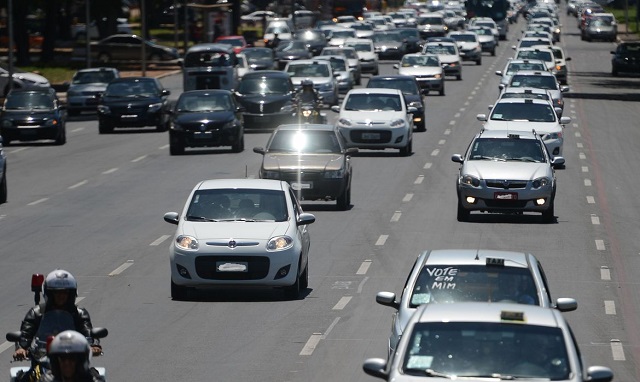 Brasília -Taxistas fazem manifestação contra o Uber na Esplanada dos Ministerios e Hemocentro (Marcello casal Jr/Agência Brasil)