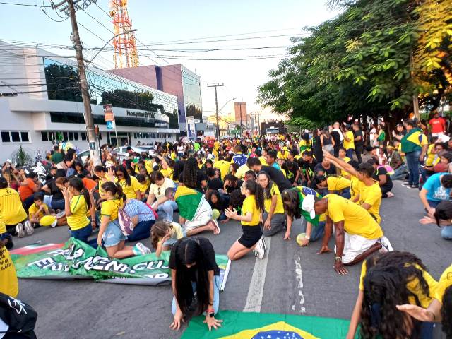 Evangélicos oram na marcha pra Jesus