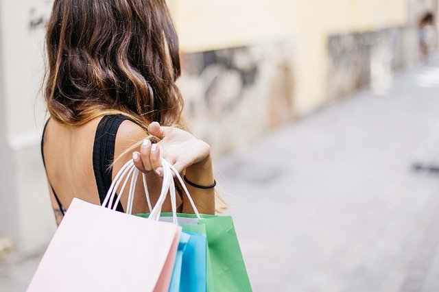 Mulher com sacolas de compras