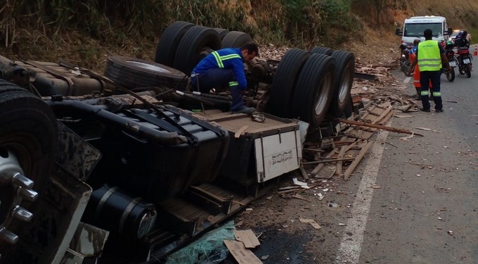 Acidente com caminhão transportando cerâmica deixa duas pessoas feridas em Jaguaquara