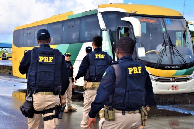 Passageiro de ônibus é preso na BR 116 foto PRF