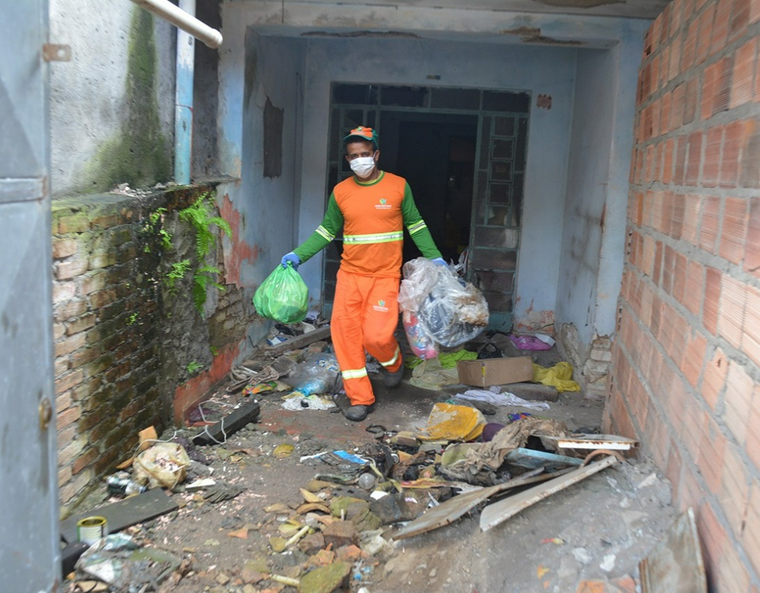 Prefeitura limpa lixo acumulado