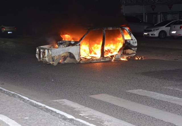 veículo incendiado durante simulação de ataque a banco