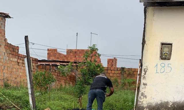 Polícia Civil e técnica realizando levantamento cadavérico no bairro Gabriela