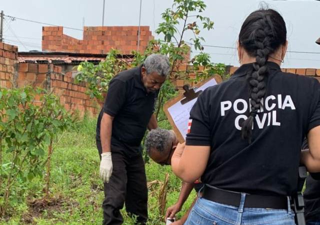 Polícia Civil e técnica realizando levantamento cadavérico no bairro Gabriela