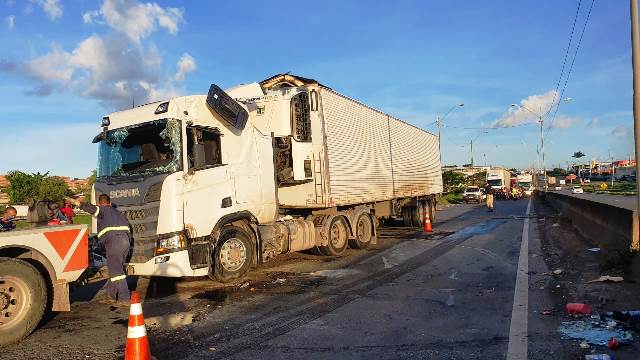 Carreta tomba em viaduto da BR-324