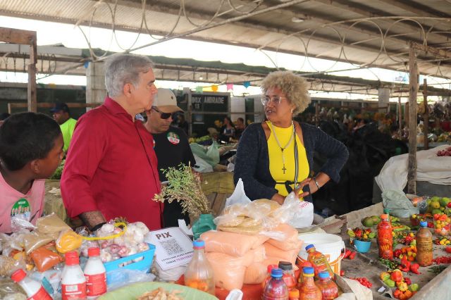 Em visita a Feira da Cidade Nova, Zé Neto critica abandono e desrespeito aos feirantes