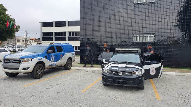 policiais civis chegando de operação