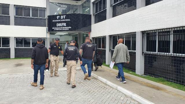 policiais civis chegando de operação