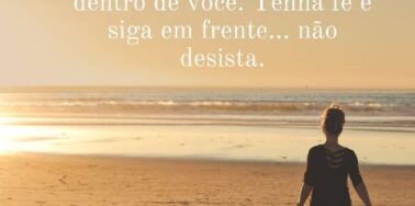 mulher caminhando na praia