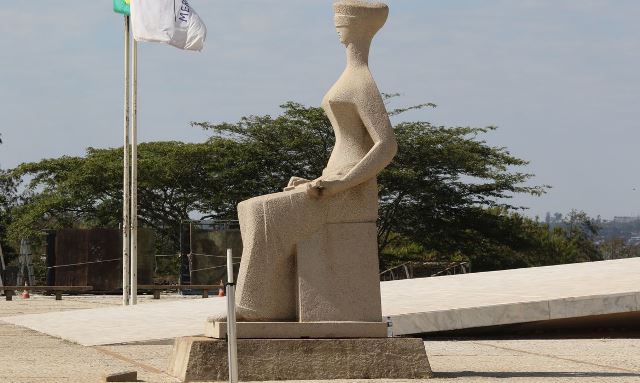 Estátua da justiça em frente ao Palácio do Supremo Tribunal Federal na Praça dos Três poderes em Brasília