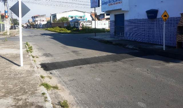 quebra-molas pra evitar acidentes no cruzamento da rua Concórdia com a Paulo VI no bairro Queimadinha, em Feira de Santana,