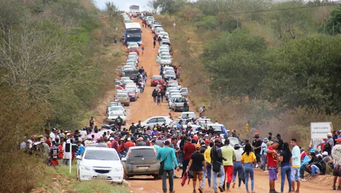 garimpeiros na estrada que da acesso a mineradora na Bahia