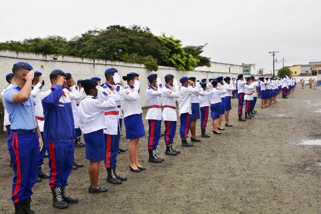 Estudantes do CPM se preparam para o desfile cívico