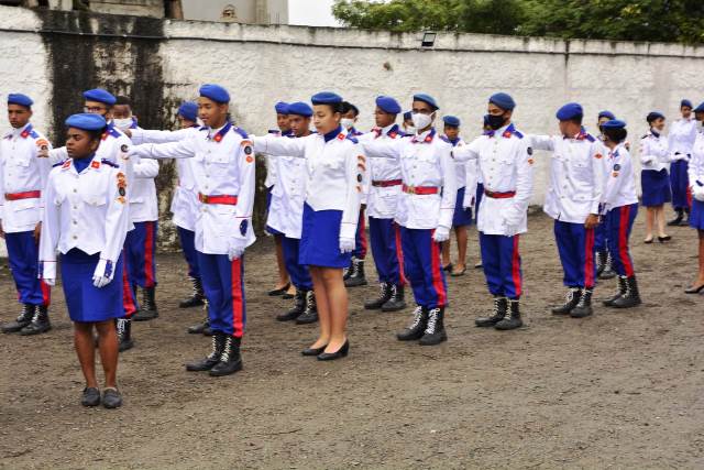 Estudantes do CPM se preparam para o desfile cívico