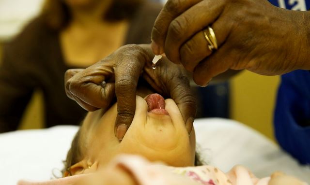 Crianças com idade entre 1 ano e menores de 5 são vacinadas no posto de saúde Heitor Beltrão, na Tijuca, zona norte do Rio, para receber a dose contra a pólio e contra o sarampo.