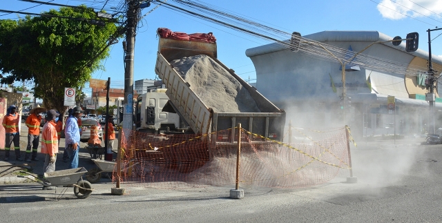 Prefeito recompõe piso de cruzamento