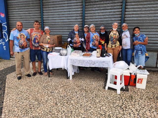 Fiéis vendem lanches em prol da Paróquia do Perpétuo Socorro_ Foto PJ