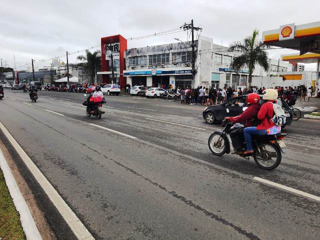 Fila para comprar ingressos de show em Feira